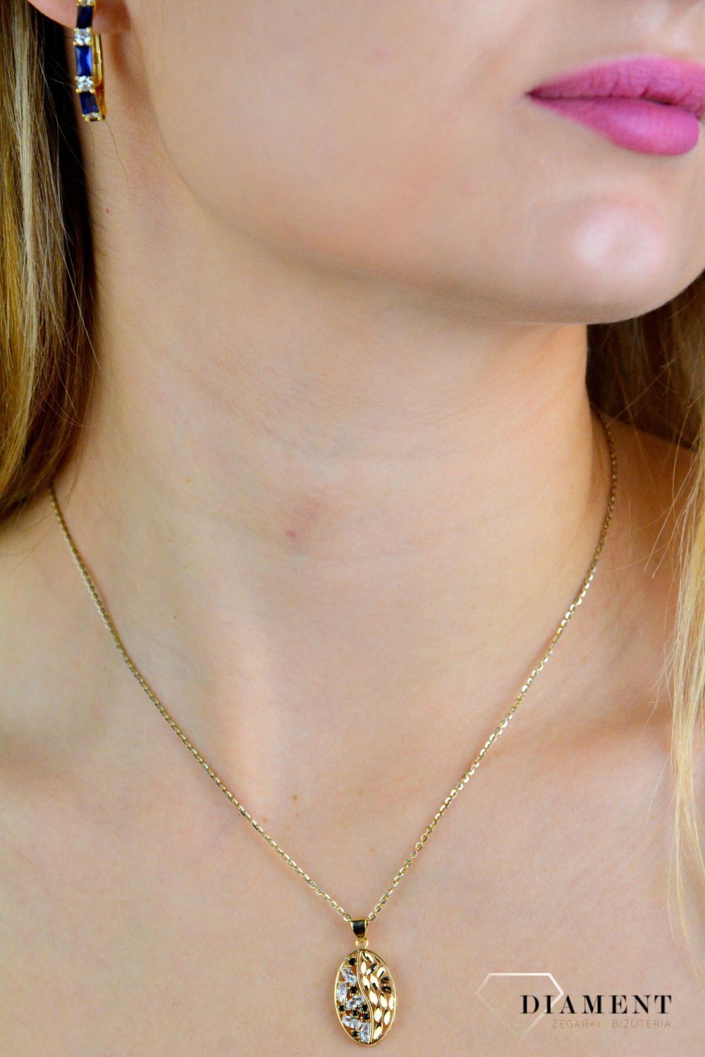 Złota zawieszka 585 owalna z czarnymi cyrkoniami ażurowy wzór ZA 7446A 585.jpg